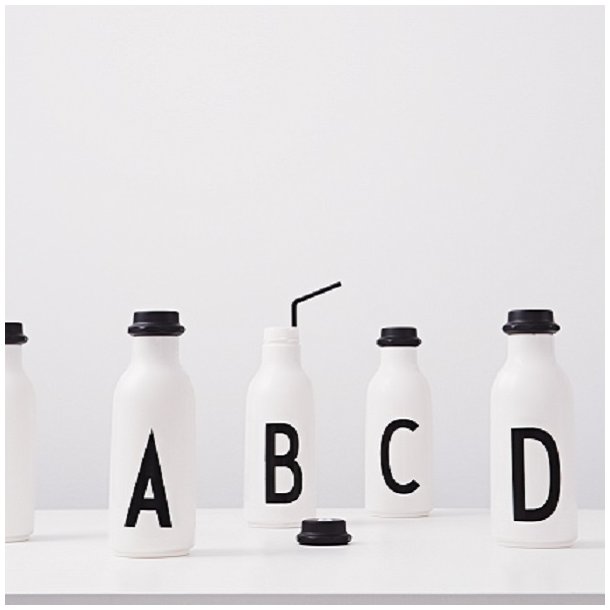 Drikkedunk - drikkeflaske med bogstaver A til Z af Arne Jacobsen U